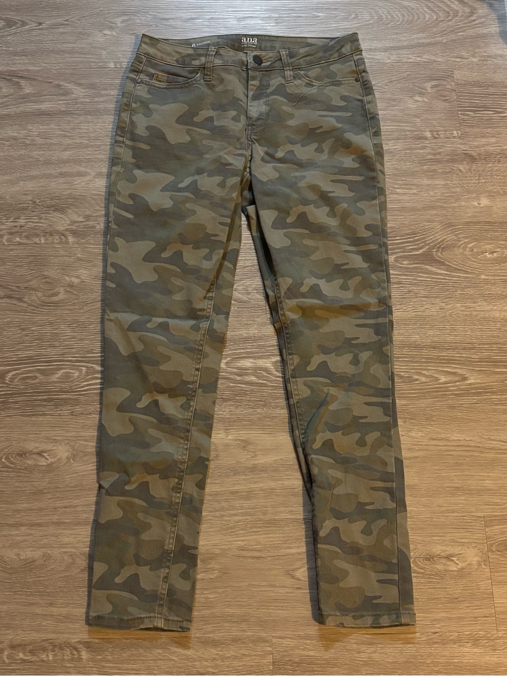 a.n.a. Camo Skinny Jeans Size 6 - NWOT